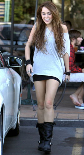 Miley Cyrus mit Freizeitoutfit
