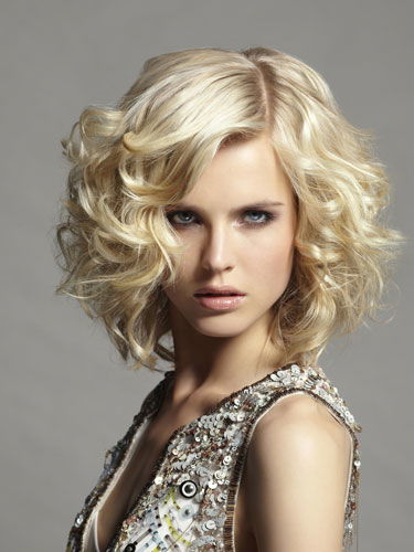 Lockenstyling für mittellanges Haar