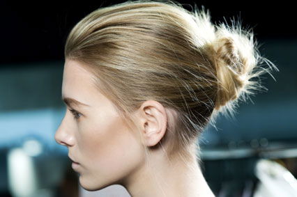 Tief sitzender Haarknoten