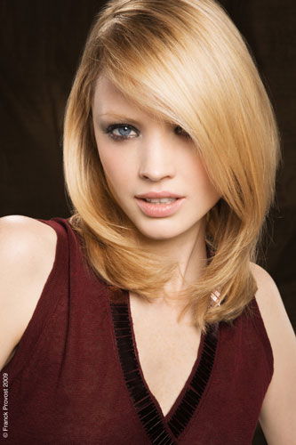 Blonde, halblange Haare