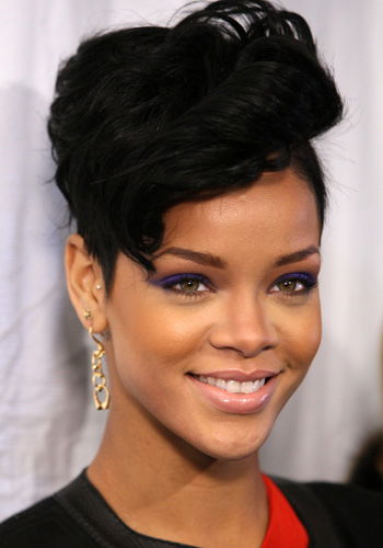 Rihanna mit lila Lidstrich