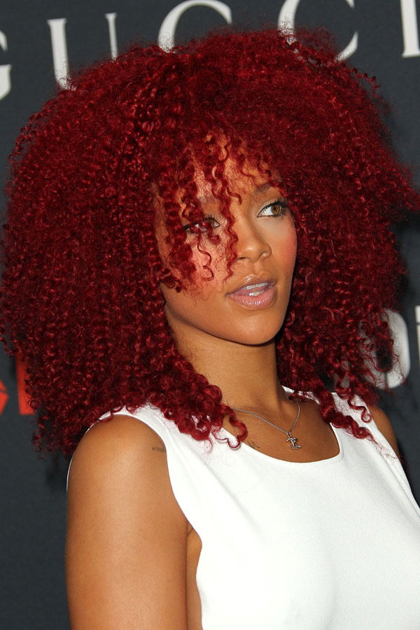Rihanna mit roter Lockenmähne