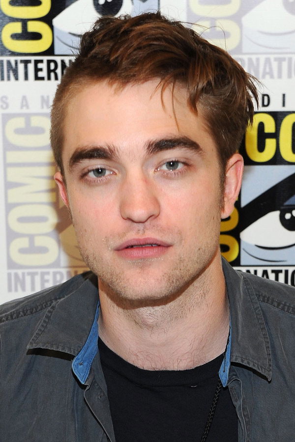 Robert Pattinson mit halbrasiertem Kopf