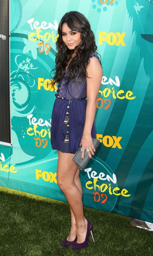 Vanessa Hudgens im lila Kleidchen