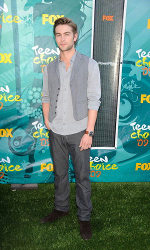 Chace Crawford ganz in Grau