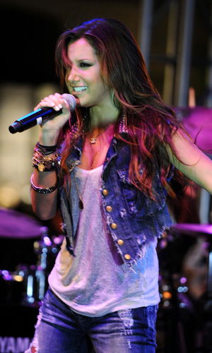 Ashley Tisdale mit Jeans-Weste
