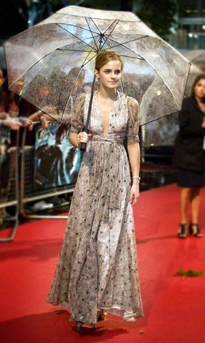 Emma Watson mit Regenschirm