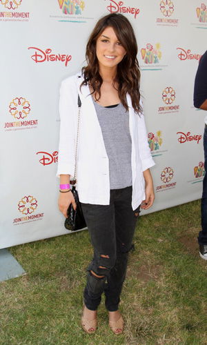 Shenae Grimes mit lässigem Outfit