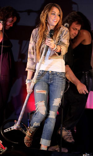 Miley Cyrus in Fetzenjeans
