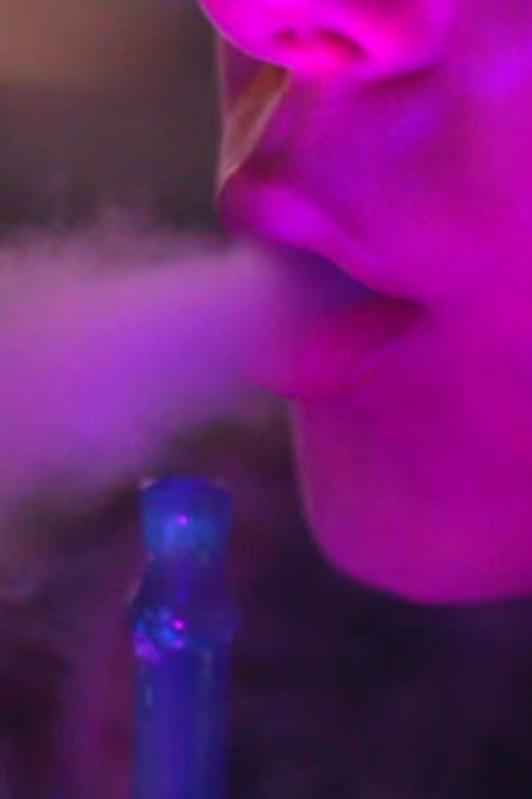Dagi raucht Shisha