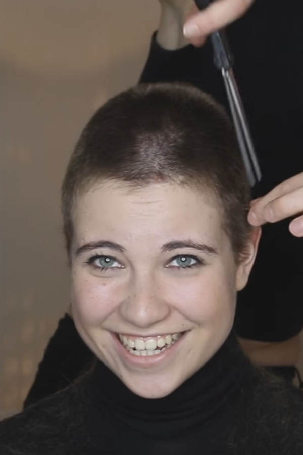 Melina hat sich ihre Haare abrasiert