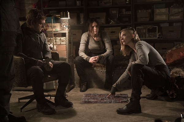 Szenenbild: Cressida, Peeta und Katniss