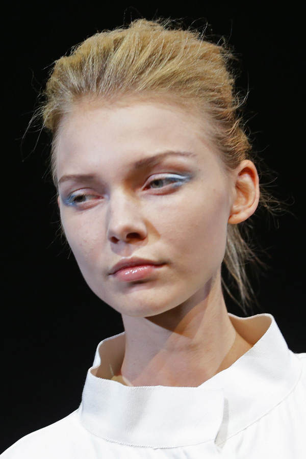 Hellblauer Lidschatten bei Emporio Armani