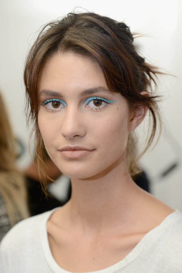 Türkisfarbener Lidstrich bei Jenny Packham