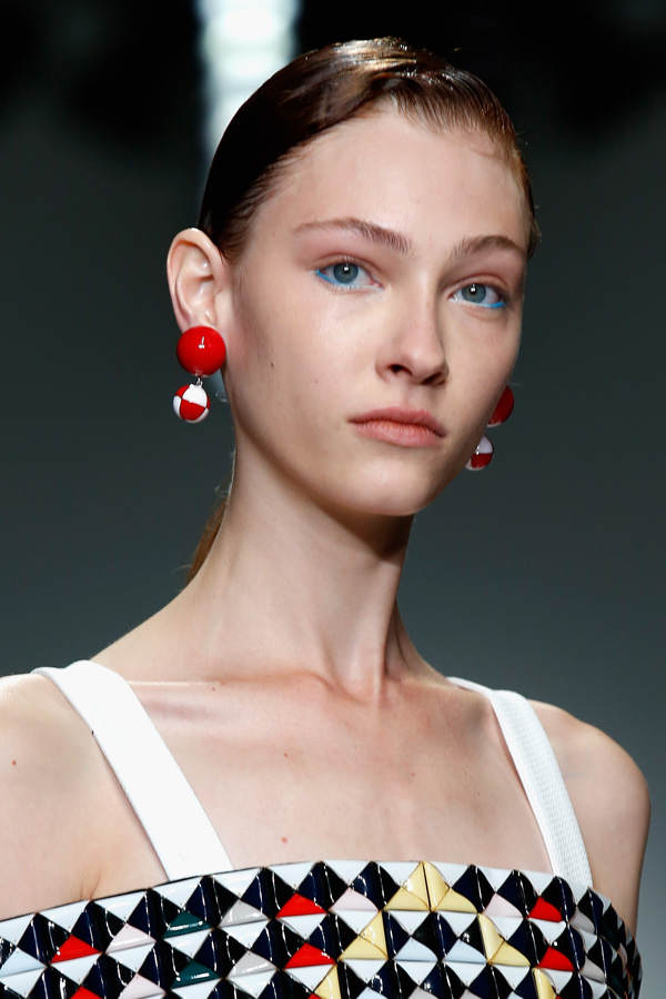 Blauer, kurzer Kajalstrich bei Holly Fulton