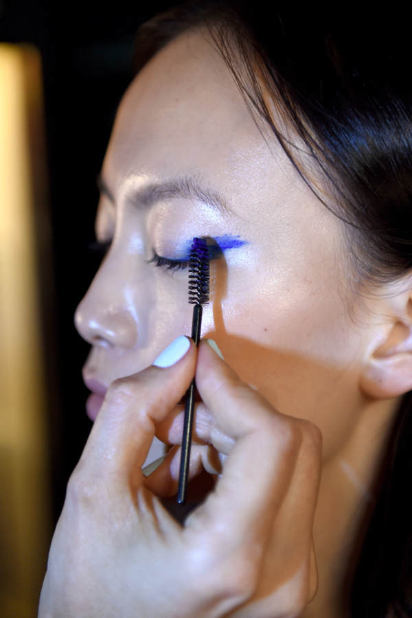 Tiefblaue Akzente bei J. JS Lee