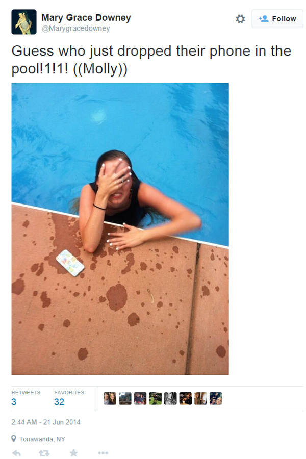 Handy im Pool