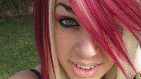 Color Block Hair in Blond und Magenta