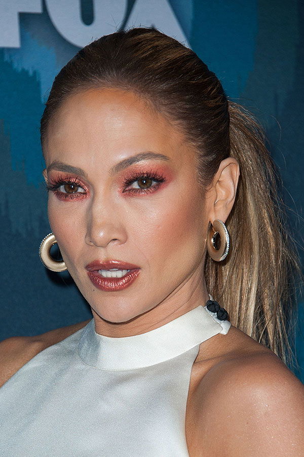 Jennifer Lopez mit roten Augen