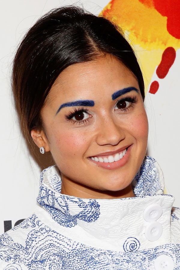 Catherine Giudici mit blauen Brauen