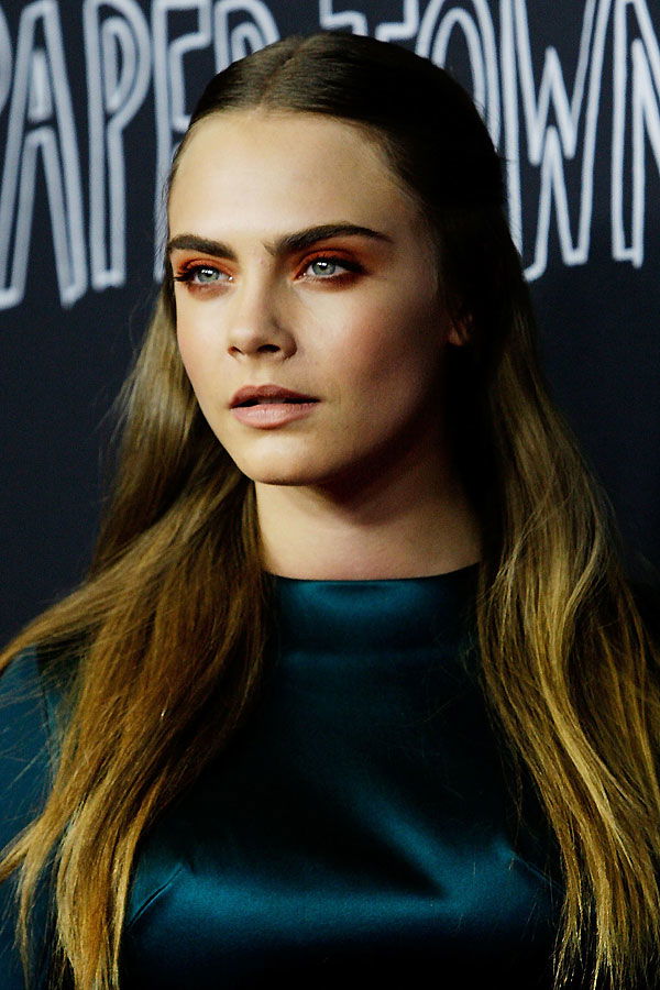 Cara Delevingne mit Lidschatten in Orange