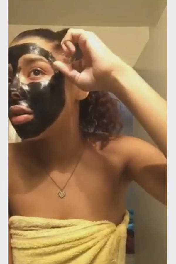 Virales Video: Mädchen zieht Gesichtsmaske ab