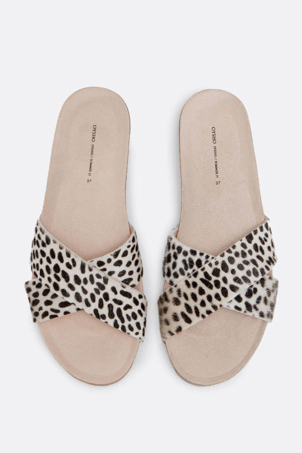 Schlappen mit Animal Print von Oysho.de