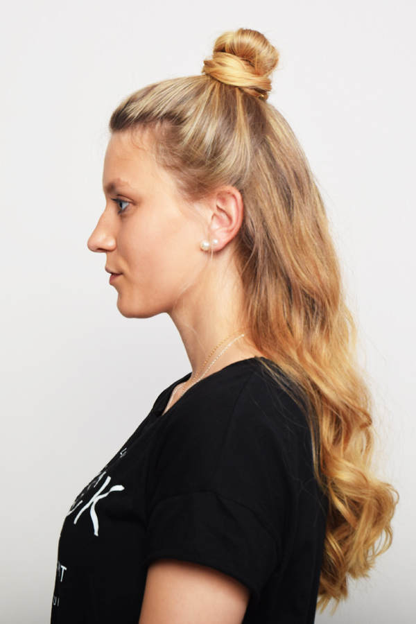 Die Haare zum Dutt drehen
