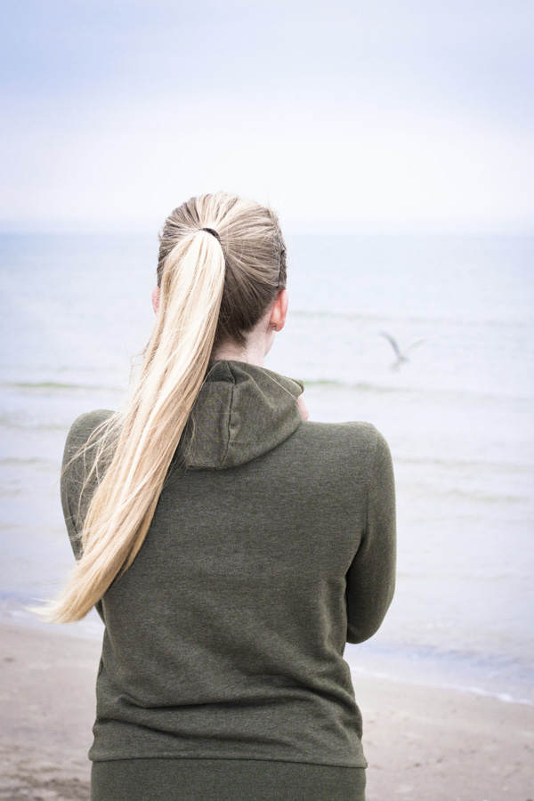 Du sollst deine Haare zusammen binden