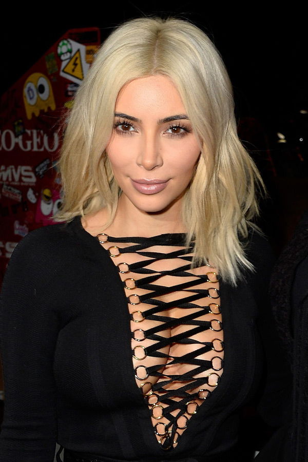 Kim Kardashian mit kurzen Haaren