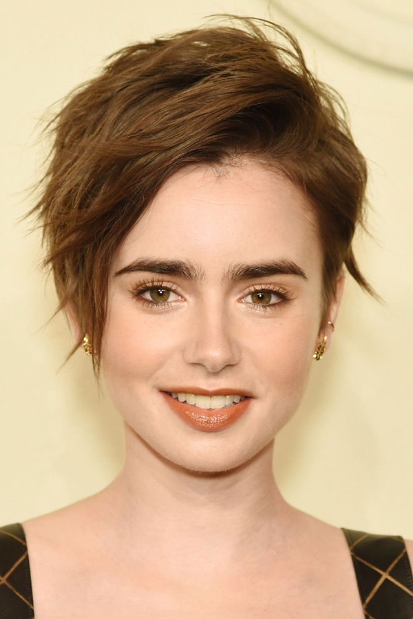 Lily Collins mit kurzen Haaren