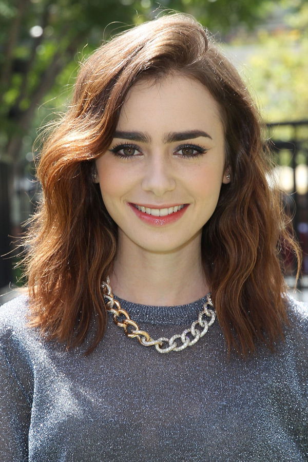 Lily Collins mit langen Haaren