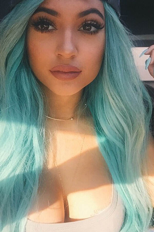 Kylie Jenner mit türkisfarbenen Haaren