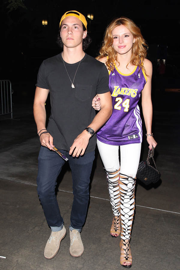 Bella Thorne: Schnür-Sandalen