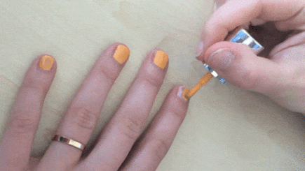 Leo-Nageldesign: Schritt 1