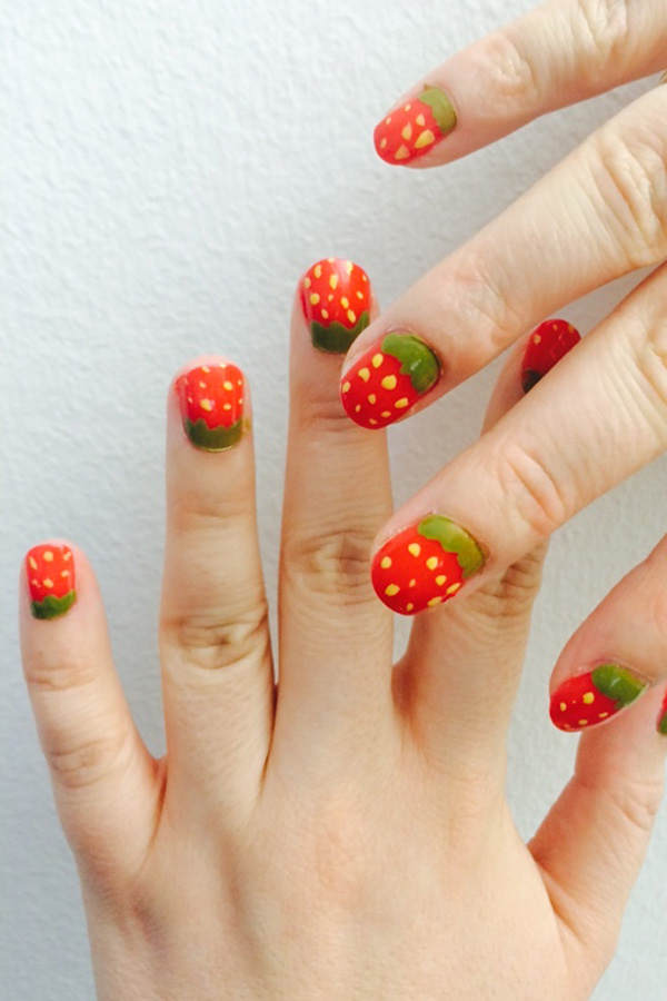 Naildesign mit Erdbeeren