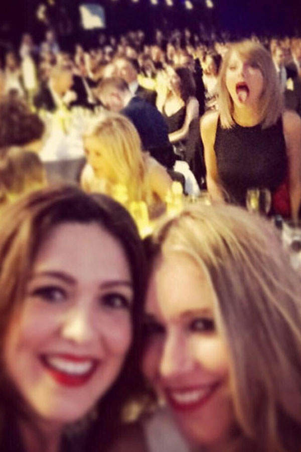 Taylor Swift photobombt Selfie