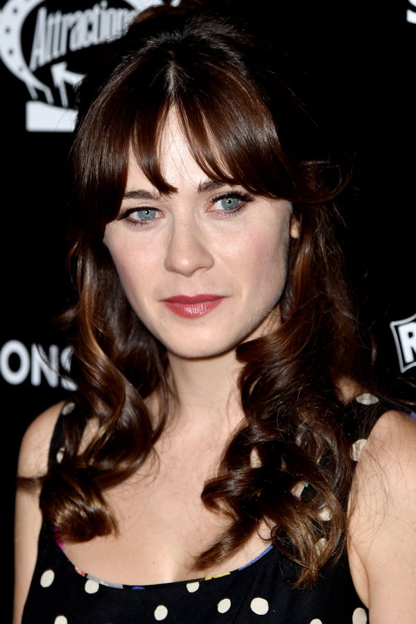 Zooey Deschanel mit dunklen Haaren