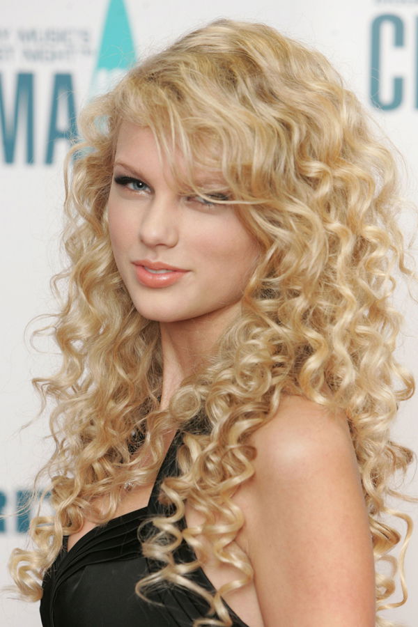 Taylor Swift mit Korkenzieherlocken