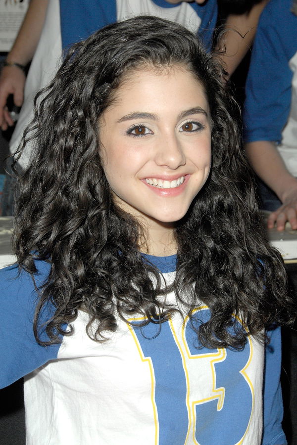 Ariana Grande mit Locken