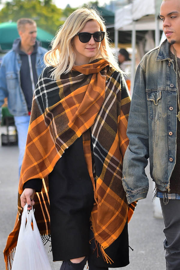 Ashlee Simpson: Halstuch als Mantel
