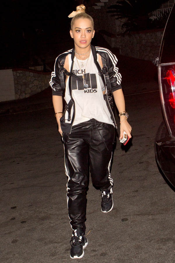 Rita Ora: Leder-Jogginghose