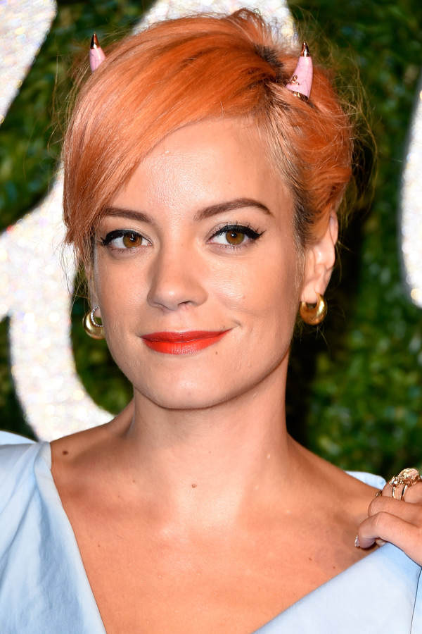Lily Allen: Teufelshörnchen-Schmuck