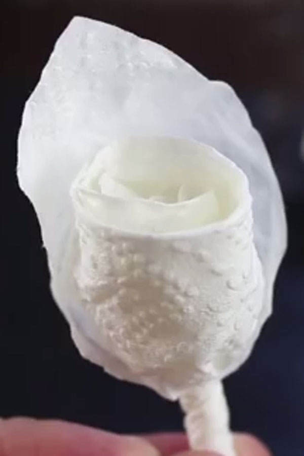 Life Hack: Rose aus Serviette basteln
