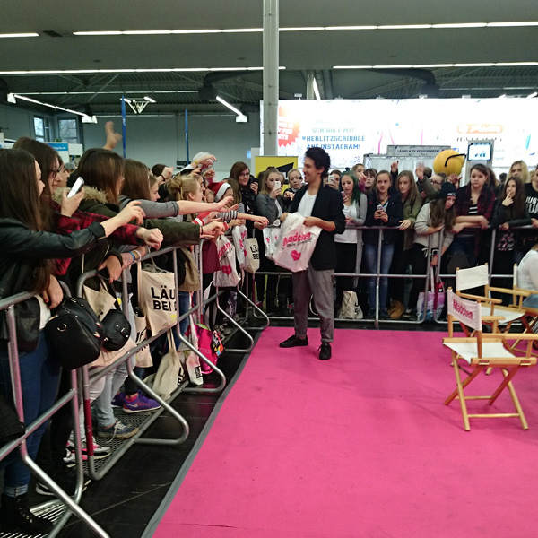Boris verteilt MÄDCHEN-Goodie-Bags