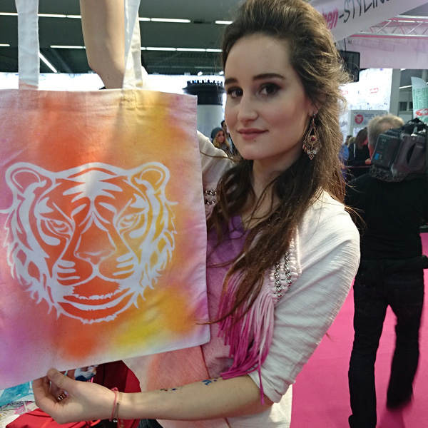 Jill mit selbst-designter Tasche