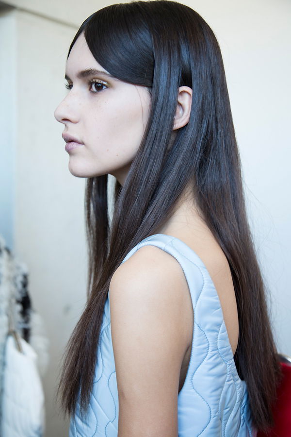 Haare hinter die Ohren stylen