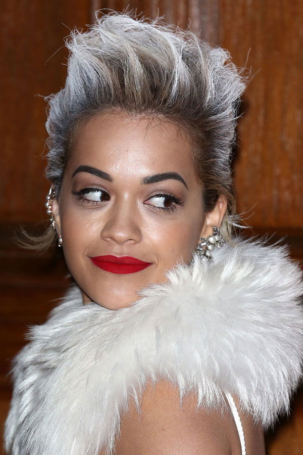 Rita Ora mit weißen Haaren