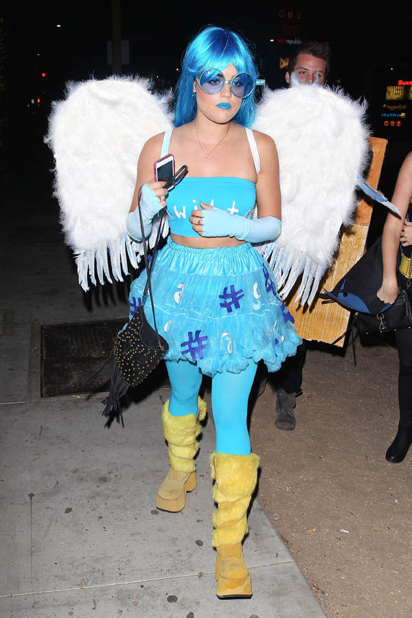 Lucy Hale als Twitter-Bird - Halloween 2014