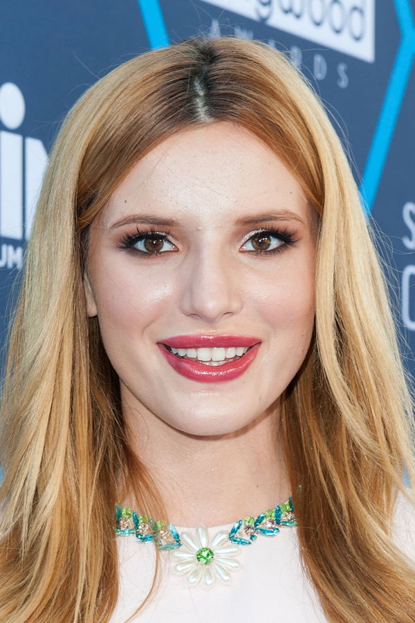 Bella Thorne mit Smokey Eyes
